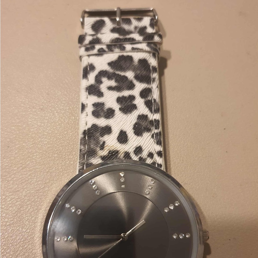 🦋10/$20🦋 Silver/Black Rhinestone Women's Watch w/Cheetah Print Band - Picture 3 of 5